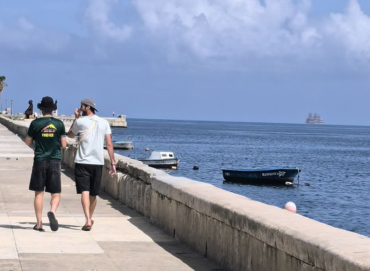14ymedio's tweet photo. La Habana se #despide de la 'Suheyla Sultan', su #patana_turca más potente https://t.co/vnT3kEkzwy

👉🏻De las ocho centrales flotantes que tuvo Cuba, ya solo queda una, en Regla, que sufre la falta de combustible https://t.co/dsSucWVEf4