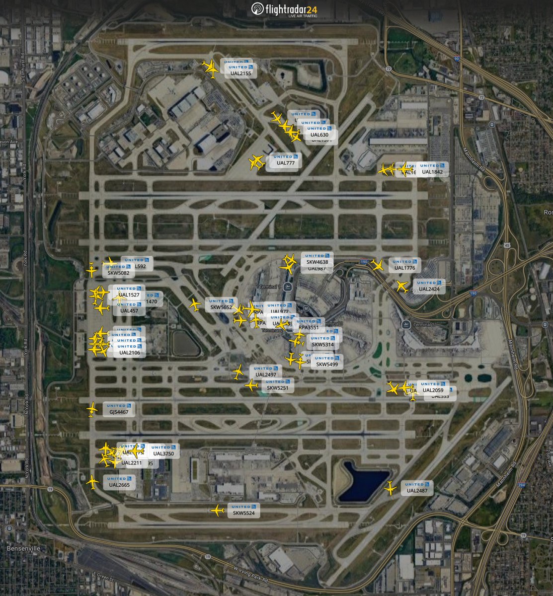 flightradar24's tweet photo. Chicago-O’Hare putting United flights anywhere it can. As new departures are being held due to a “technology issue,” many arrivals cannot reach their gate. https://t.co/JsbongKYg7 https://t.co/6sSp3hgi4q