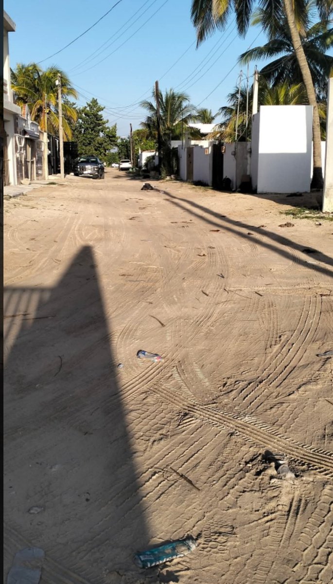 infolliteras's tweet photo. Tremendo edificio en Progreso, cuyas costas reportan marea roja, por tanta mierda sin tratar. Pero eso sí, no paran de erigir mastodontes en las playas. Barren con la vegetación y se apropian de calles como el desarrollo Inmobiliario Catavento y sus departamentos. #Yucatán https://t.co/2S6QN80xRb