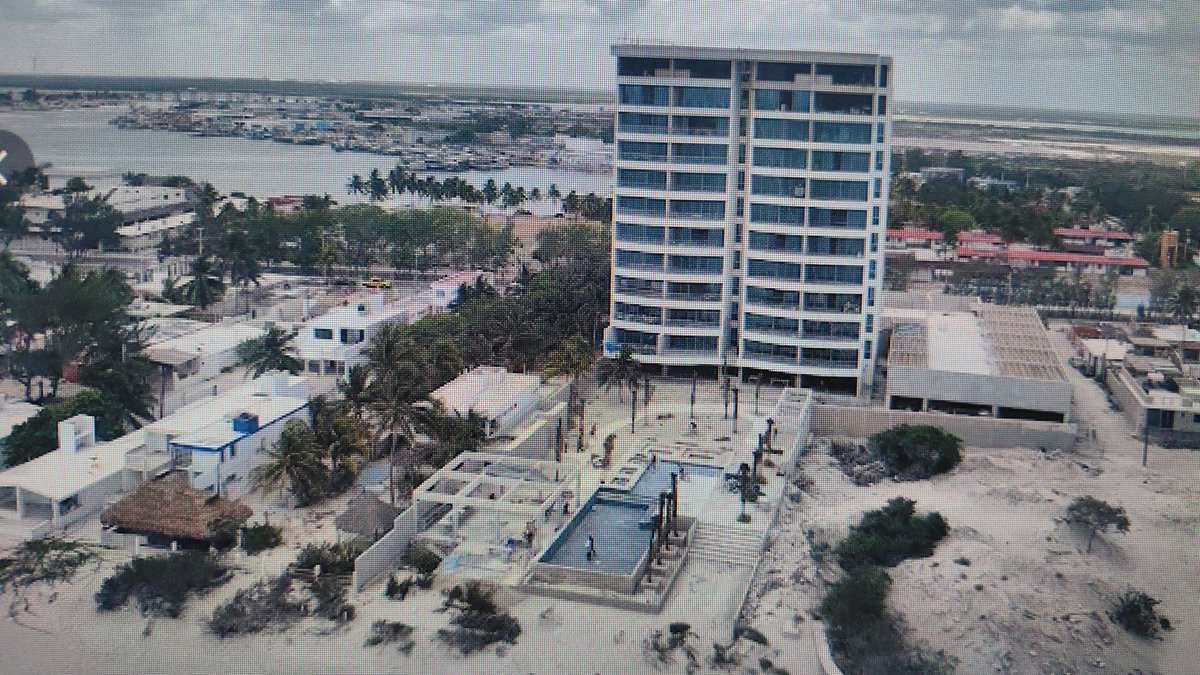 infolliteras's tweet photo. Tremendo edificio en Progreso, cuyas costas reportan marea roja, por tanta mierda sin tratar. Pero eso sí, no paran de erigir mastodontes en las playas. Barren con la vegetación y se apropian de calles como el desarrollo Inmobiliario Catavento y sus departamentos. #Yucatán https://t.co/2S6QN80xRb