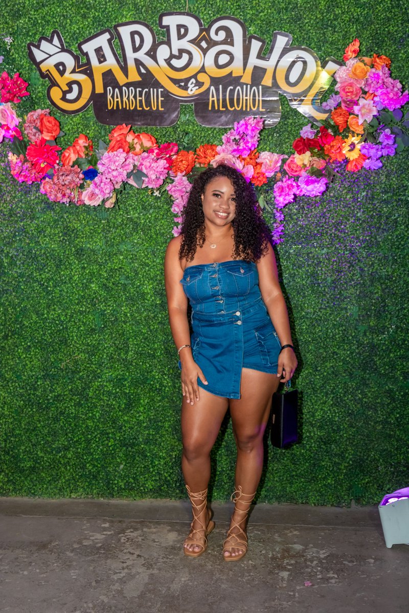 EEEmpire's tweet image. Sunset smiles, seaside vibes, and BBQ in hand 🔥🌊
These ladies pulled up to Barbahol 2025 with full vibes and full plates, the kind of energy that made the day unforgettable.
#Barbahol2025 #BBQAndBreeze #ThrowbackVibes