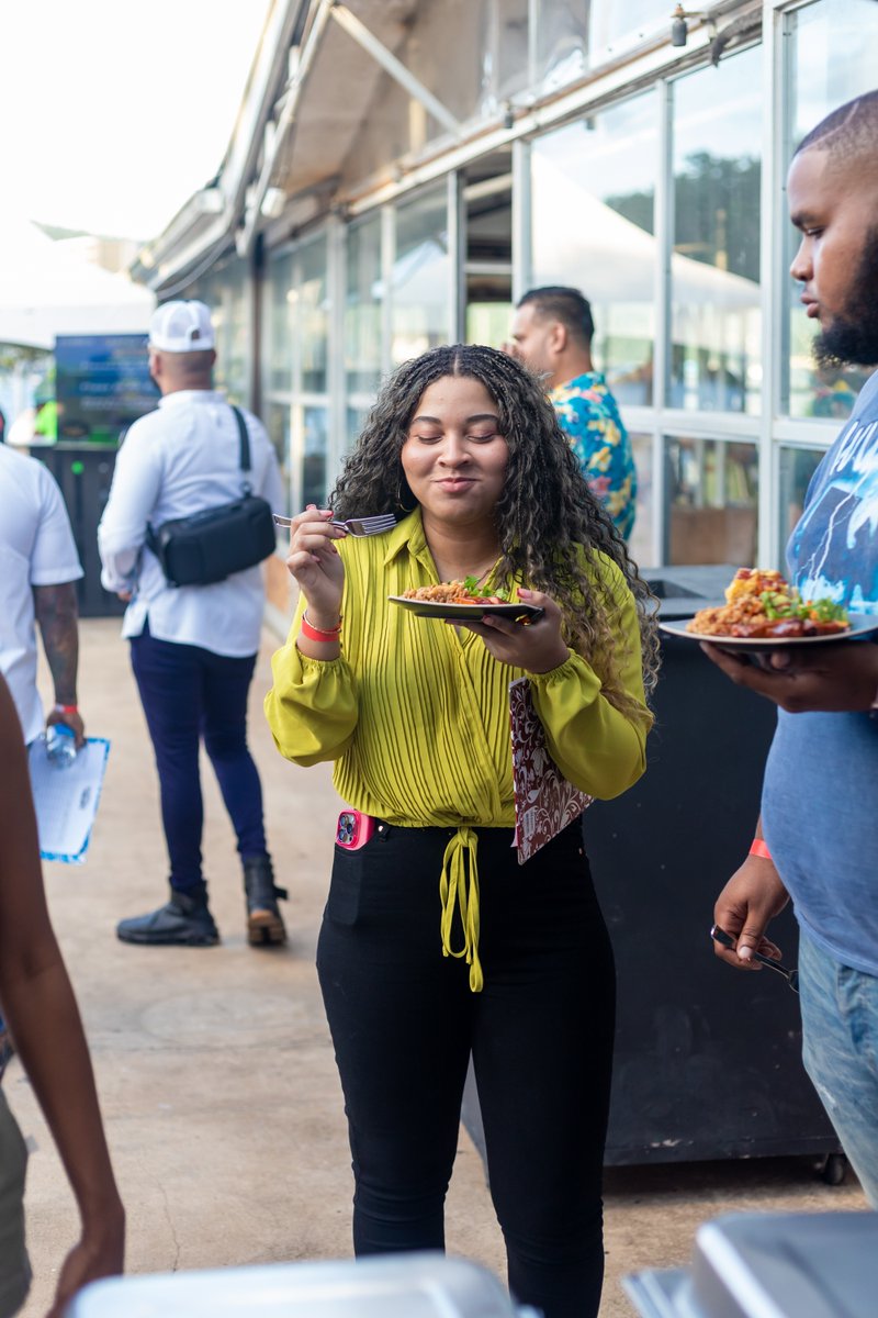 EEEmpire's tweet image. Sunset smiles, seaside vibes, and BBQ in hand 🔥🌊
These ladies pulled up to Barbahol 2025 with full vibes and full plates, the kind of energy that made the day unforgettable.
#Barbahol2025 #BBQAndBreeze #ThrowbackVibes
