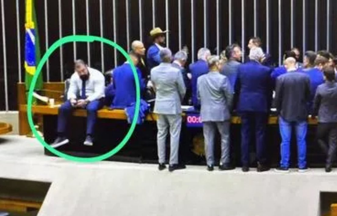 Durante o tumulto bolsonarista no Congresso, o deputado Bilynskyj invadiu e se sentou à mesa diretora da Câmara dos Deputados. 

Mais cedo, o mesmo parlamentar já havia protagonizado outro episódio semelhante: ocupou por 20 minutos uma das cadeiras da Mesa da Comissão de Direitos