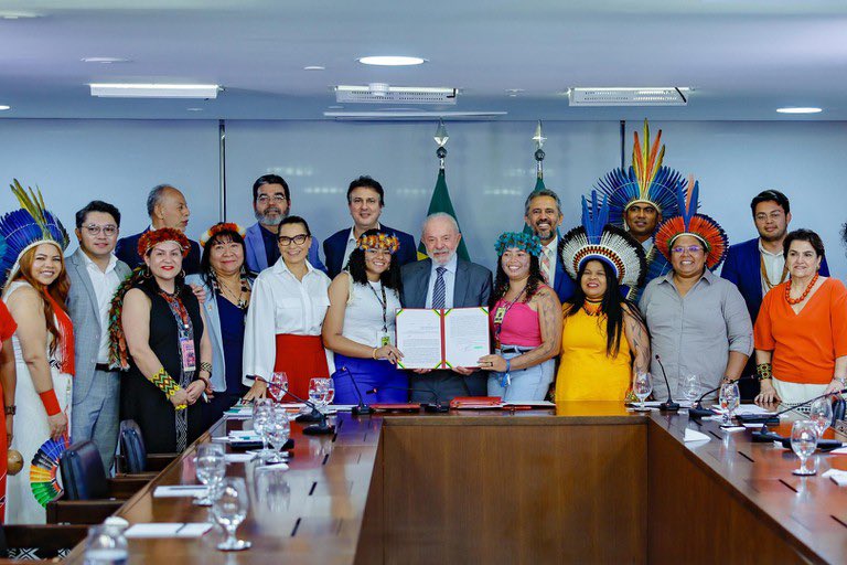 El pdte. <a href="/LulaOficial/">Lula</a> firmó un decreto para la demarcación de 3 nuevas Tierras Indígenas. 

Los territorios son Pitaguary, Lagoa Encantada y Tremembé de Queimadas, todos en el estado de Ceará, al noreste de Brasil.

En suma el actual gobierno ya demarcó 16 Tierras Indígenas. Así