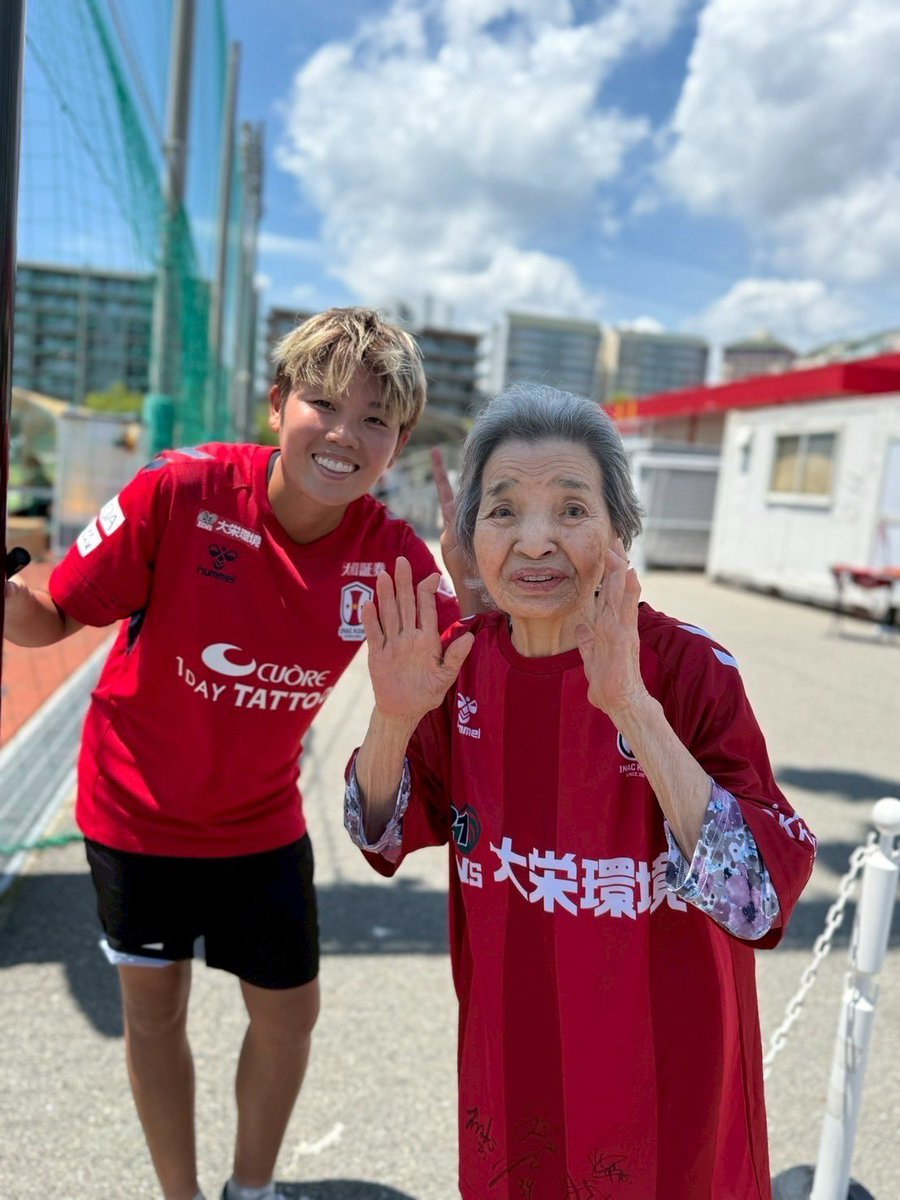 Olympia1950's tweet photo. 🏃‍♀️Besupporters! WEリーグ開幕を前に、ご利用者と一緒に INAC神戸さんの公開練習へ！
炎天下のなかでも、選手の皆さんは全力のプレーを見せてくださり、その姿にたくさんの元気をいただきました⚽️✨ 写��やサインにも快く応じてくださり、ありがとうございました！
全力応援📣 #WEリーグ #INAC神戸 https://t.co/NJGjV0VIm5
