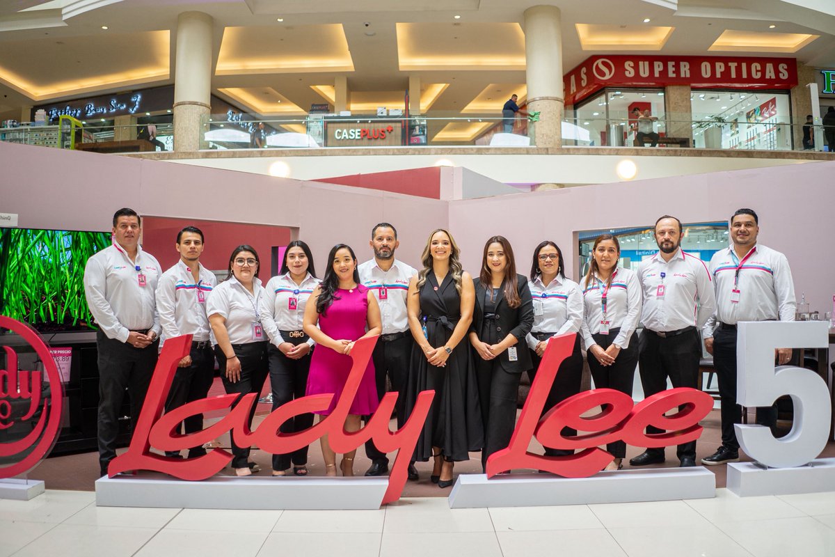 LadyLeeHND's tweet photo. ✨ ¡54 años de historias, sonrisas y momentos únicos en los hogares hondureños! 🏡💛 Damos inicio a nuestra campaña “Una historia en cada hogar” con una exhibición que llenó de color, inspiración y alegría nuestro día 💐💬
#LL54 #LadyLee #TodoParaMiHogar #Honduras https://t.co/yPT7L5Zrdh