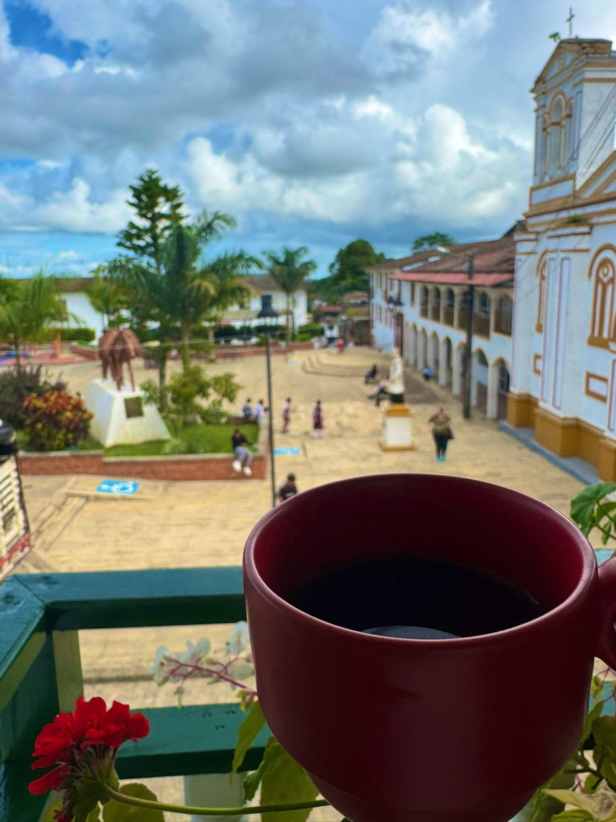 Bajo el cielo llanero donde el viento susurra secretos, tu belleza serena es un canto a la tradición. En el aroma de tu café late el tesón de un pueblo que labra sueños en tierra fértil. #Tamara, joya de #Casanare, donde la pasión y la calma se abrazan en el ritmo de la llanura.