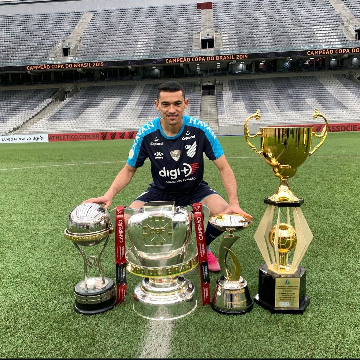 CentraldoCapz's tweet photo. MAIOR DA NOSSA HISTÓRIA. ÍDOLO!
#Athletico #CopadoBrasil #CAPxSPFC https://t.co/NlZ6Q2Ex5t