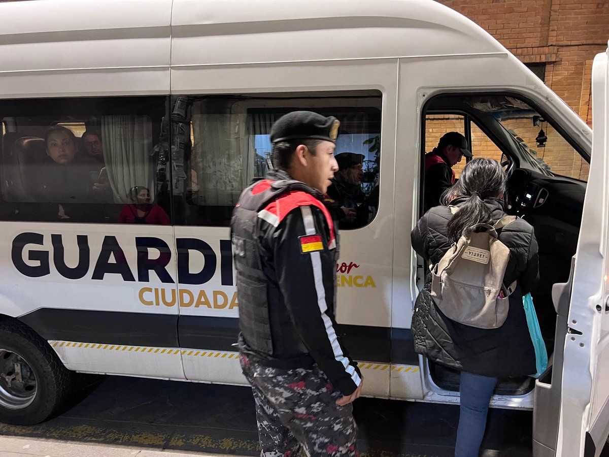 GuardiaCuenca's tweet photo. #GuardiaCiudadana con sus busetas y patrullas institucionales colabora en traslado de ciudadanos hacia sus hogares debido a la falta de unidades de transporte público.

Somos una institución de proximidad y cercanía. https://t.co/NPcuVL5V1F