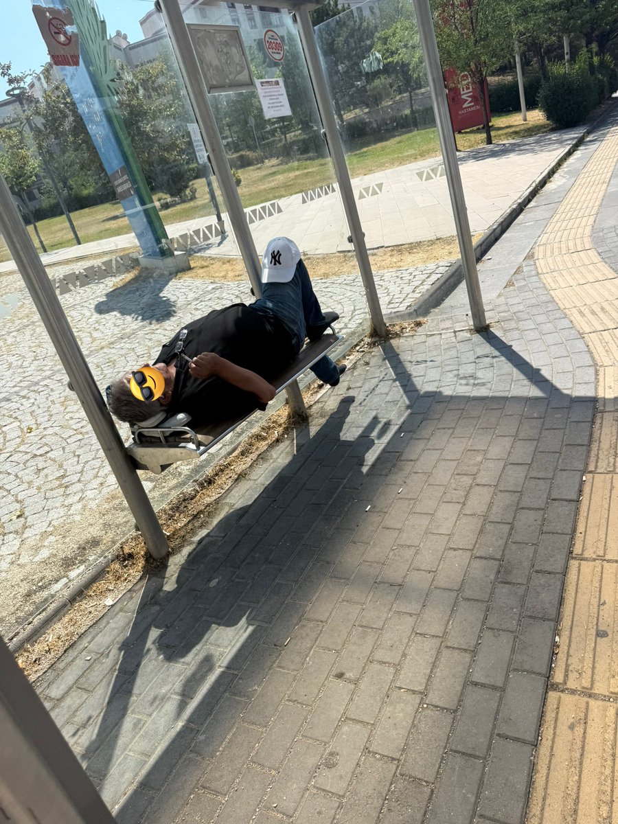 roselinn000's tweet photo. New era yasaklı reklam afişi https://t.co/VigdexZpjb