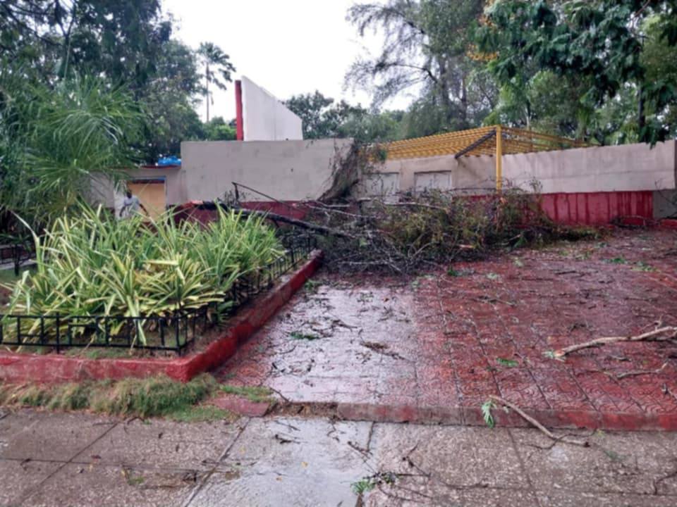 LopezYoelvys's tweet photo. La sede del Conjunto Artístico Integral de Montaña en Guantánamo ya se encuentra recuperada del impacto de la tormenta local severa que afectó la ciudad ayer martes 5 de agosto. https://t.co/TfsxlsWHrx