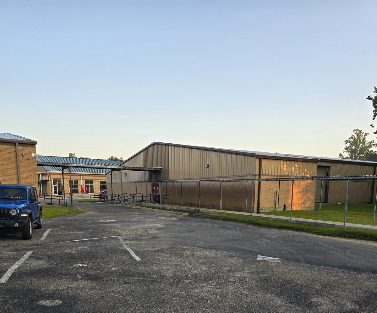 Brandi Smith (@brandismith_edu) on Twitter photo Day 2! The first bell rings at 7am. This is 7am. All students were in class beginning SEL learning. I am so proud of our amazing <a href="/CISD_C9/">Cleveland Ninth Grade Center (C9)</a> students for rising to excellence! #BEC9 #clearvision Day 2! The first bell rings at 7am. This is 7am. All students were in class beginning SEL learning. I am so proud of our amazing <a href="/CISD_C9/">Cleveland Ninth Grade Center (C9)</a> students for rising to excellence! #BEC9 #clearvision