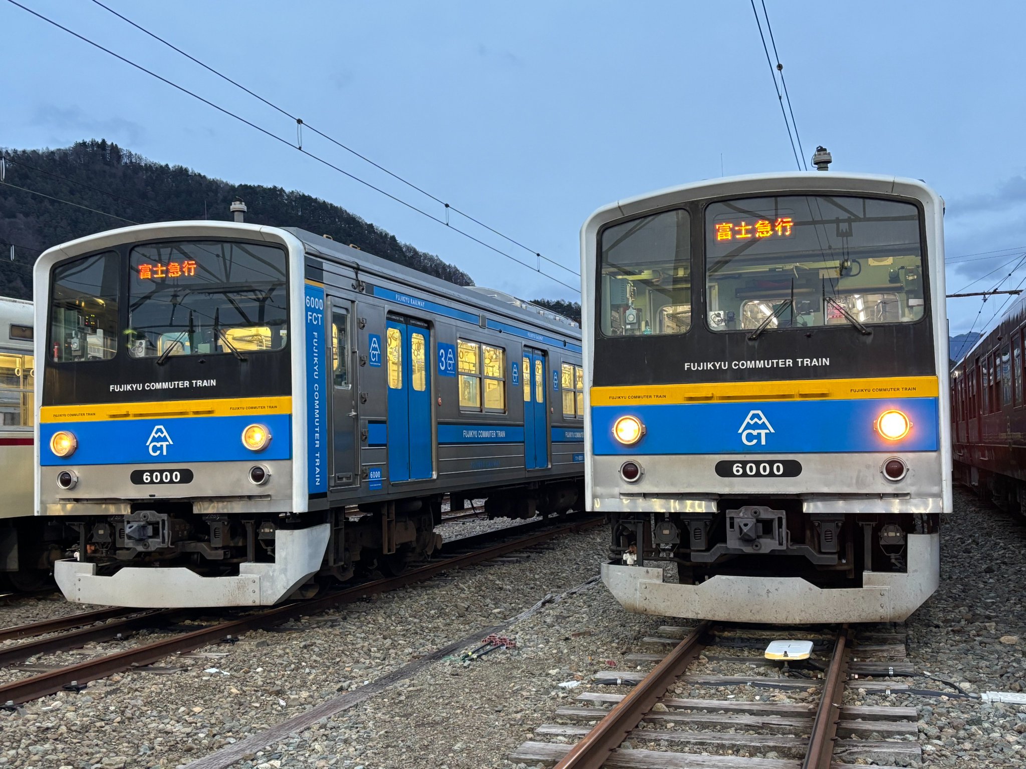 富士急行 2点 富士急行線で玉置浩二×オーケストラ公演の特別ラッピング列車
