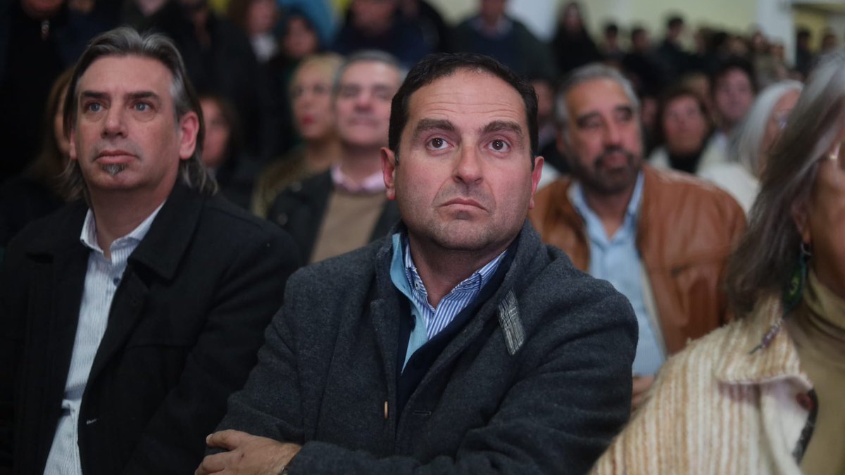 AdrianSilva_uy's tweet photo. ¡Muy felices 17 años @ESPACIOCUARENTA!

Participamos del festejo por el aniversario de nuestro querido espacio político. Para nosotros es un orgullo ser parte de esta historia.

¡Por muchos más! #VamosParaAdelante https://t.co/LDc28iMn4U