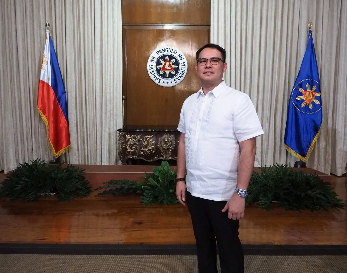 dbrealty12's tweet photo. At the office of the President https://t.co/c5xZbPI3t9