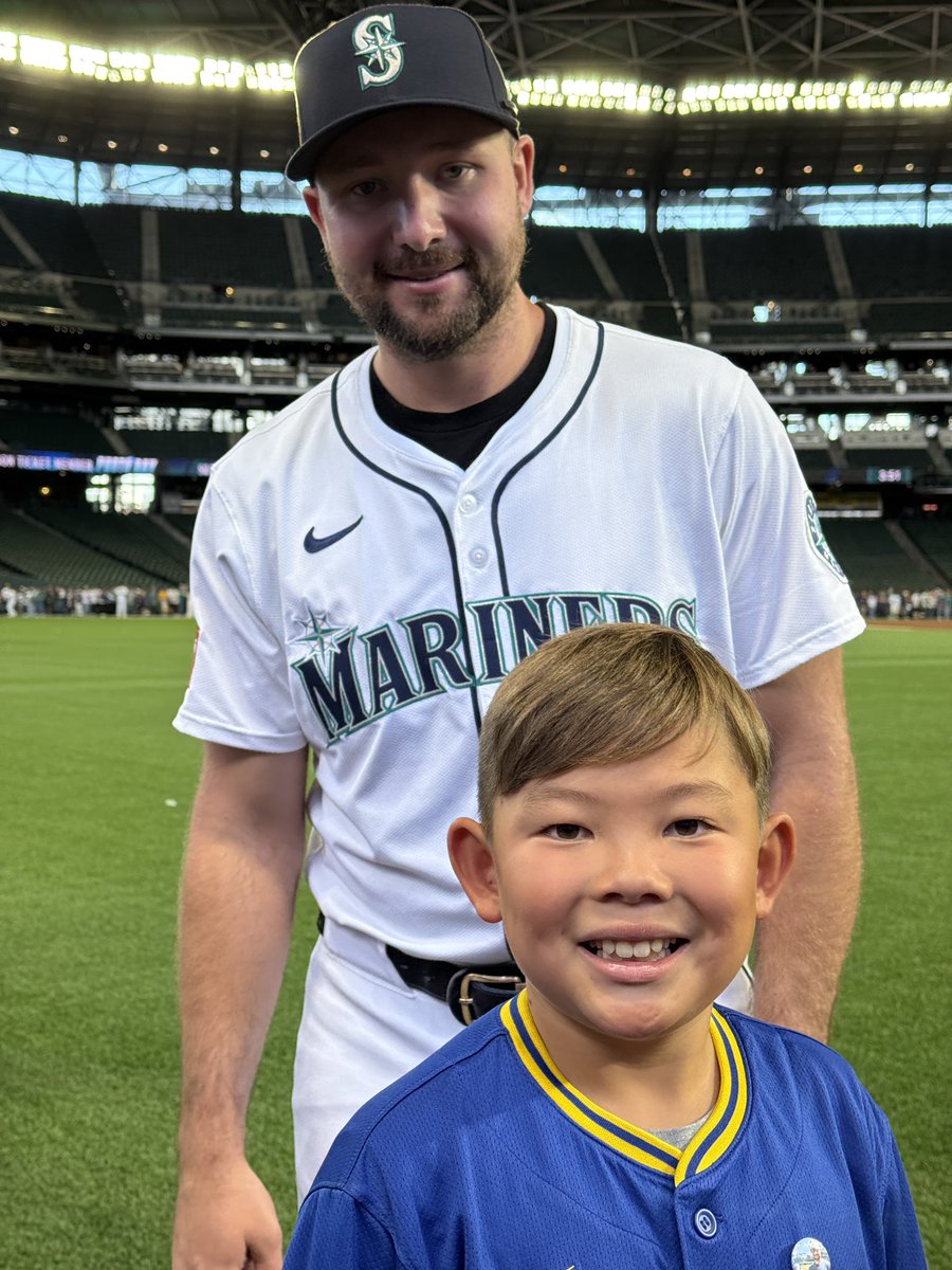 cyorozu3's tweet photo. Auntie of the year over here 🎉 #MarinersSTM #BigDumper #TridentsUp https://t.co/jbqL0sq009