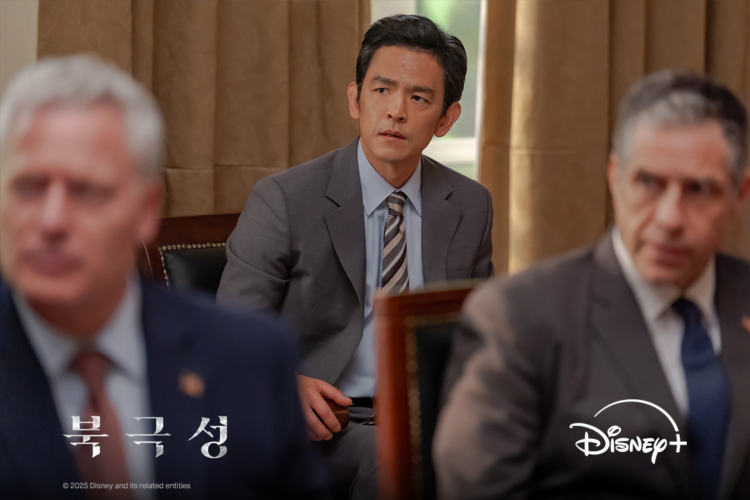 피격 사건의 단서를 쥔 '앤더슨' 
그는 이 거대한 위협에 맞설 수 있을까?

<북극성> 9월 10일 단독 공개

#북극성 #Tempest
#전지현 #존조 #이미숙 #박해준 #김해숙 #유재명
#오정세 #이상희 #주종혁 #원지안 #강동원
#정서경작가 #김희원감독 #허명행감독
#디즈니플러스 #DisneyPlusKR