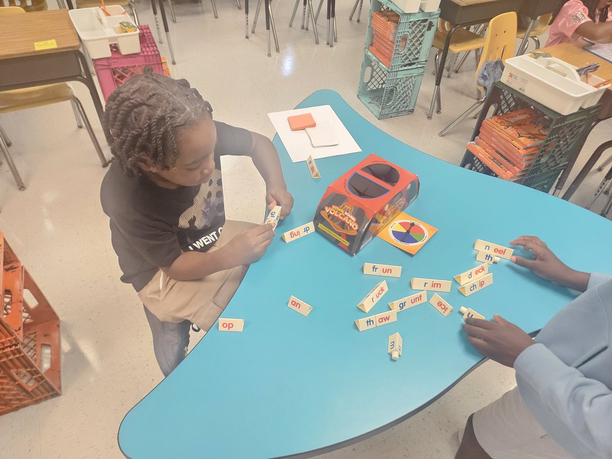 CrawfordFirstie's tweet photo. On the 3rd day of 3rd grade, we dove into vocabulary and our narrative nonfiction text. We did a center rotation with great success! We are off to a great year! @WeAreNolanOwls @CherisseCamp @FultonCoSchools @TeAnnSimon https://t.co/jGB2NXZbDr