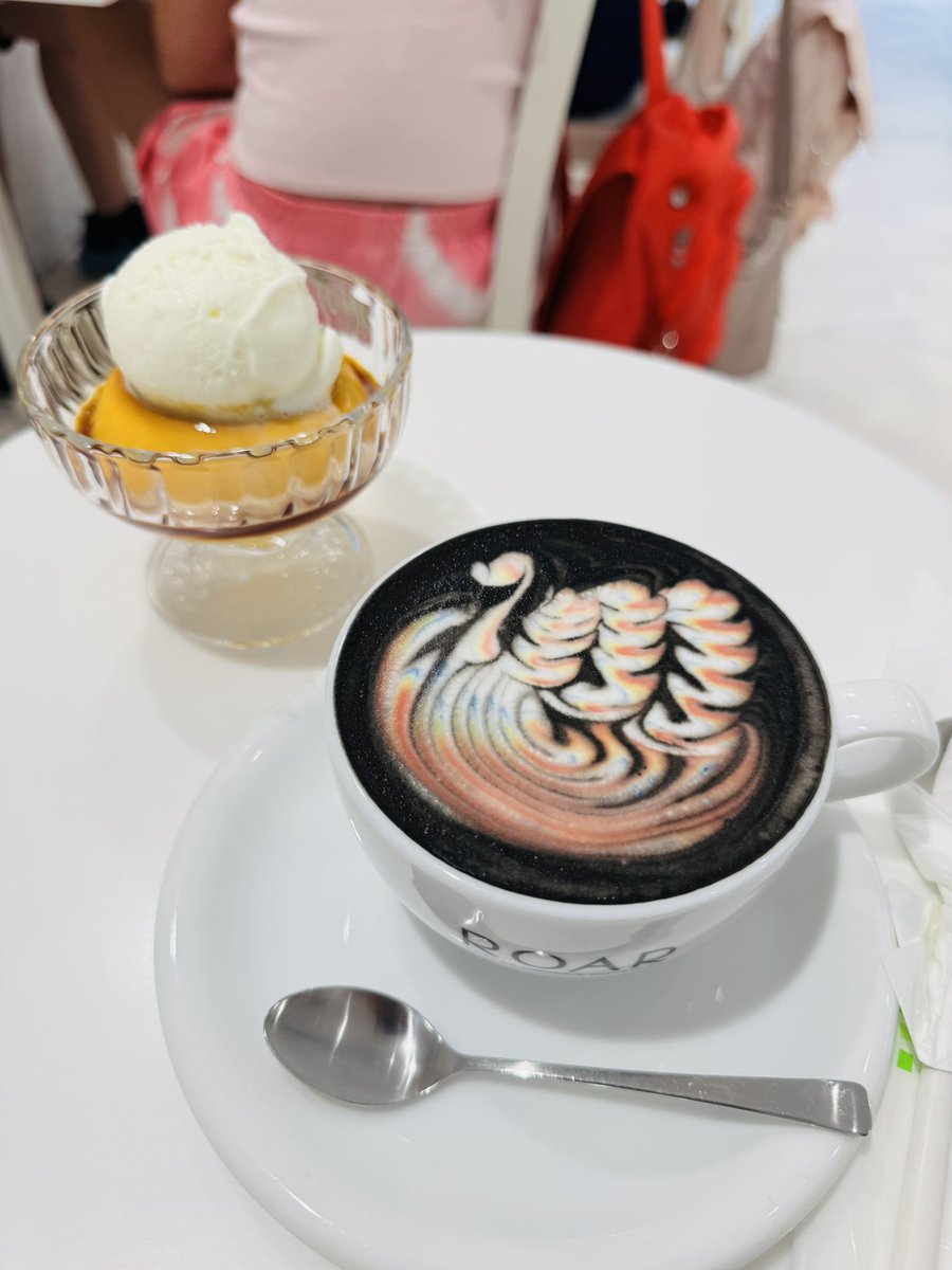 mandorara's tweet photo. 銀座にあるROAR COFFEEの濃厚なめらかプリンとブラックチャコールレインボーラテ。
まずコーヒーが美味しい☺️👍見た目芸術的なので飲むのもったいないけどꉂ(´꒳`  )コーヒー豆が選べるシステムもよき。
プリンもめっちゃ美味しい。
見た目も味も◎ https://t.co/r9nqxxkLWm