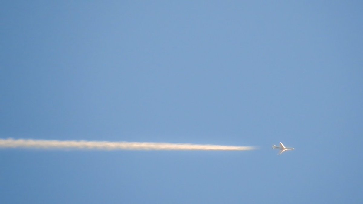 deibyperea's tweet photo. @EnterateCali este es el supuesto meteorito es un avion dessault falcon 2000lxs https://t.co/Gv38DMrQG8