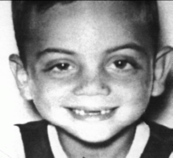 smiledude02's tweet image. Billy Joel vs Paul McCartney

who was more chopped as a child?