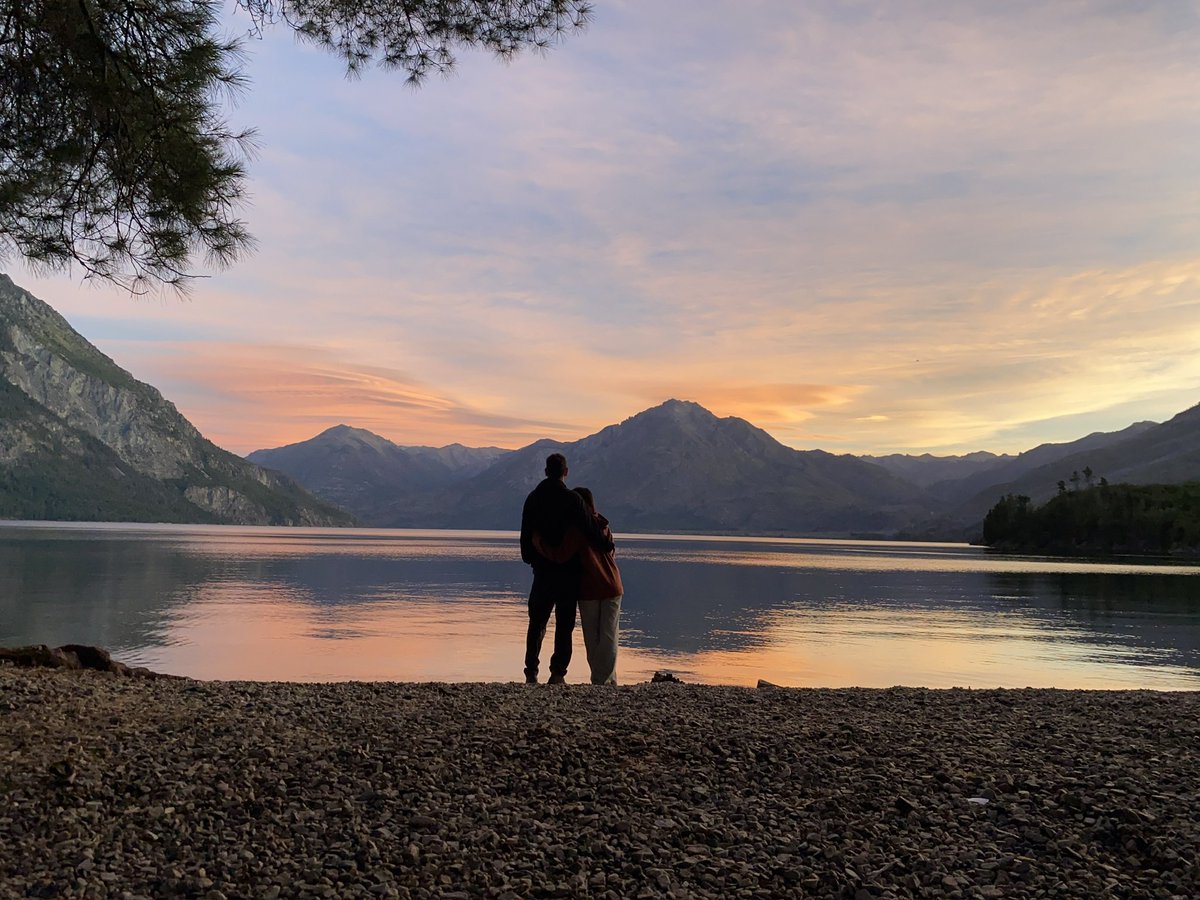 Un atardecer en el sur y un pedacito de un poema de Goytisolo: 
«La vida es bella, tú verás
como a pesar de los pesares
tendrás amor, tendrás amigos.
Por lo demás no hay elección
y este mundo tal como es
será todo tu patrimonio»