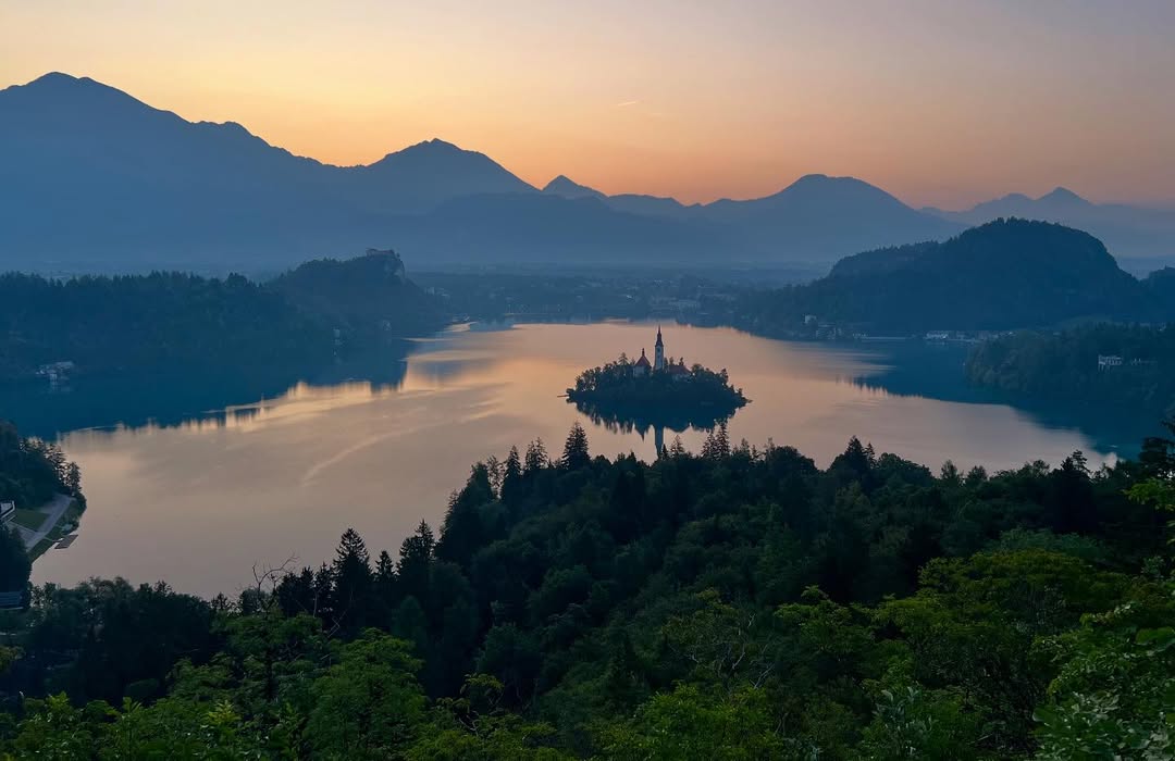 DuongSusu1's tweet image. They’re not famous. Not flashy.
But these 4 quiet lakes hold a kind of stillness that feels like memory – soft, forgotten, and achingly real. 🌫️💧
bloganchoi.com/ho-nuoc-nho-de…
#hiddenlake #lakesidemagic #Wanderlust #Slowtravel
#UnderratedDestination