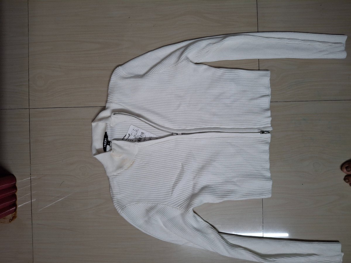 hami_muu's tweet photo. @WestsideStores 
Extremely disappointed with my recent order Order no 2098482.
•White top came with visible foundation stains.

•Denim looks worn and washed multiple times before delivery.

Is this the quality of your sale products? Please look into this and resolve the issue. https://t.co/K2zeTStNQw