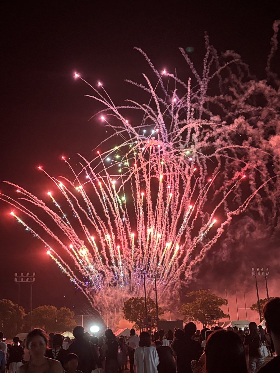8/2、小野田運動広場で「おのだ七夕祭り2025 ONODA ～歌笑祭～」が開催されました😄✨「歌笑祭」のサブタイトルどおり、歌あり笑いありの豪華ゲスト（宮迫博之さん、だしおさん、Rakeさん、西広ショータさん）のステージが繰り広げられ、会場は大盛り上がり！
フィナーレの花火もとてもキレイでした🎆