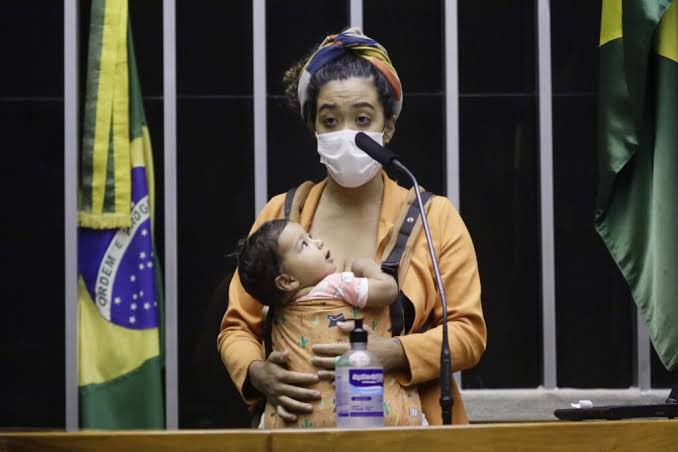 movadvdireitabr's tweet photo. Durante a pandemia, uma deputada da esquerda ocupava livremente a tribuna da Câmara com sua bebê de colo, EM PLENA CRISE SANITÁRIA e sem qualquer questionamento institucional. Hoje, a deputada Júlia Zanatta (PL) leva sua filha ao plenário e o deputado Reimont (PT) aciona o Conselho Tutelar com o timbre da Comissão de Direitos Humanos.