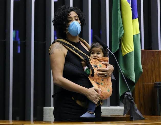 Durante a pandemia, uma deputada da esquerda ocupava livremente a tribuna da Câmara com sua bebê de colo, EM PLENA CRISE SANITÁRIA e sem qualquer questionamento institucional. Hoje, a deputada Júlia Zanatta (PL) leva sua filha ao plenário e o deputado Reimont (PT) aciona o