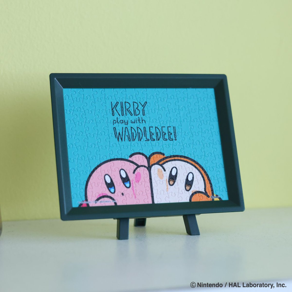 【8月新商品】
7mm角の極小ピースがパチパチはまる、糊付け不要の「まめパズル」が登場です！
フレームとイーゼルがセットになっているため完成後、すぐに飾ってお楽しみいただけます☆⌒( ' ヮ' )っ 

サイズ：76×102mm（完成時）

▼商品詳細
enskyshop.com/products/list?…
#カービィ #エンスカイ