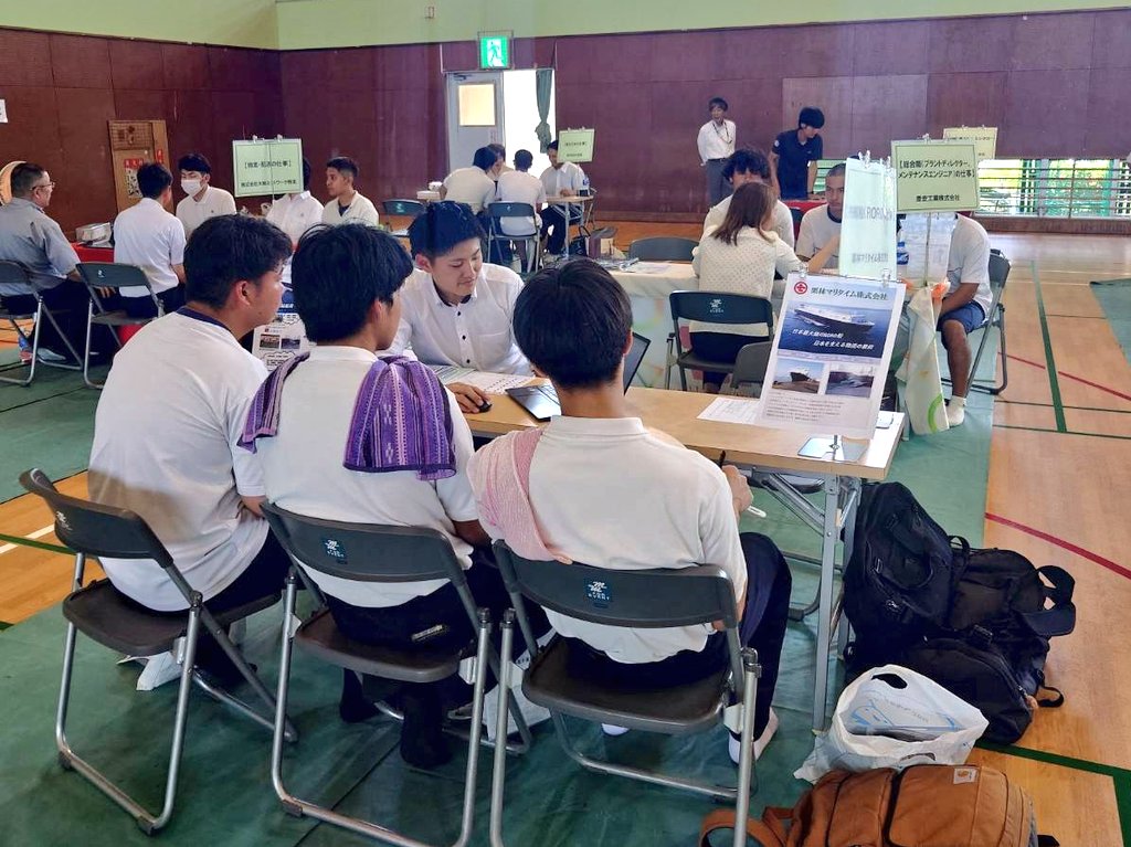 先日、沖縄県糸満市で開催された高校生対象の就職・進学相談会に参加しました。
50近いブースの中、RORO貨物船に興味のある学生が複数名、話を聞きに来てくれました。