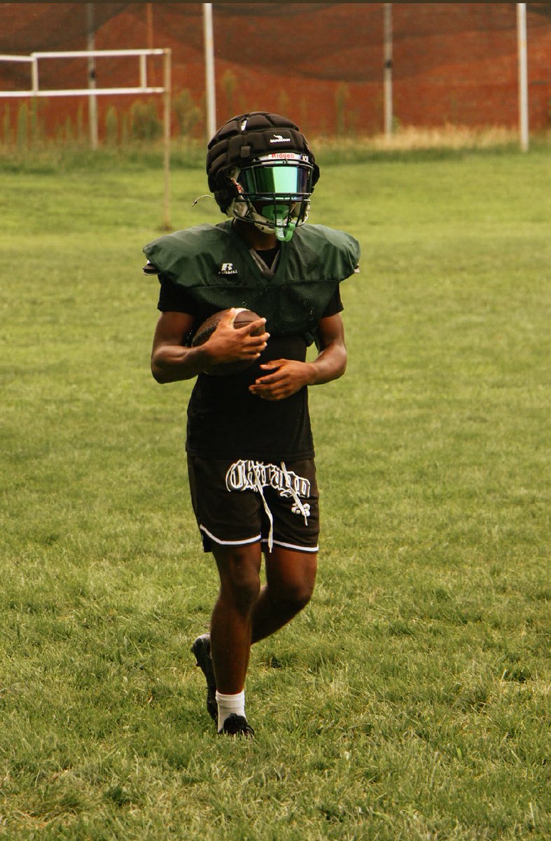 GreenKnightsFB's tweet photo. Continuing to work hard at camp. Pushing to get better every day. #preseason #football #hsfootball #dehs #hssports #delawaresports #desports #workhard #getbetter #camp #Mount #mountpride #green #GreenKnightsALLin https://t.co/aH5M3X6qd4