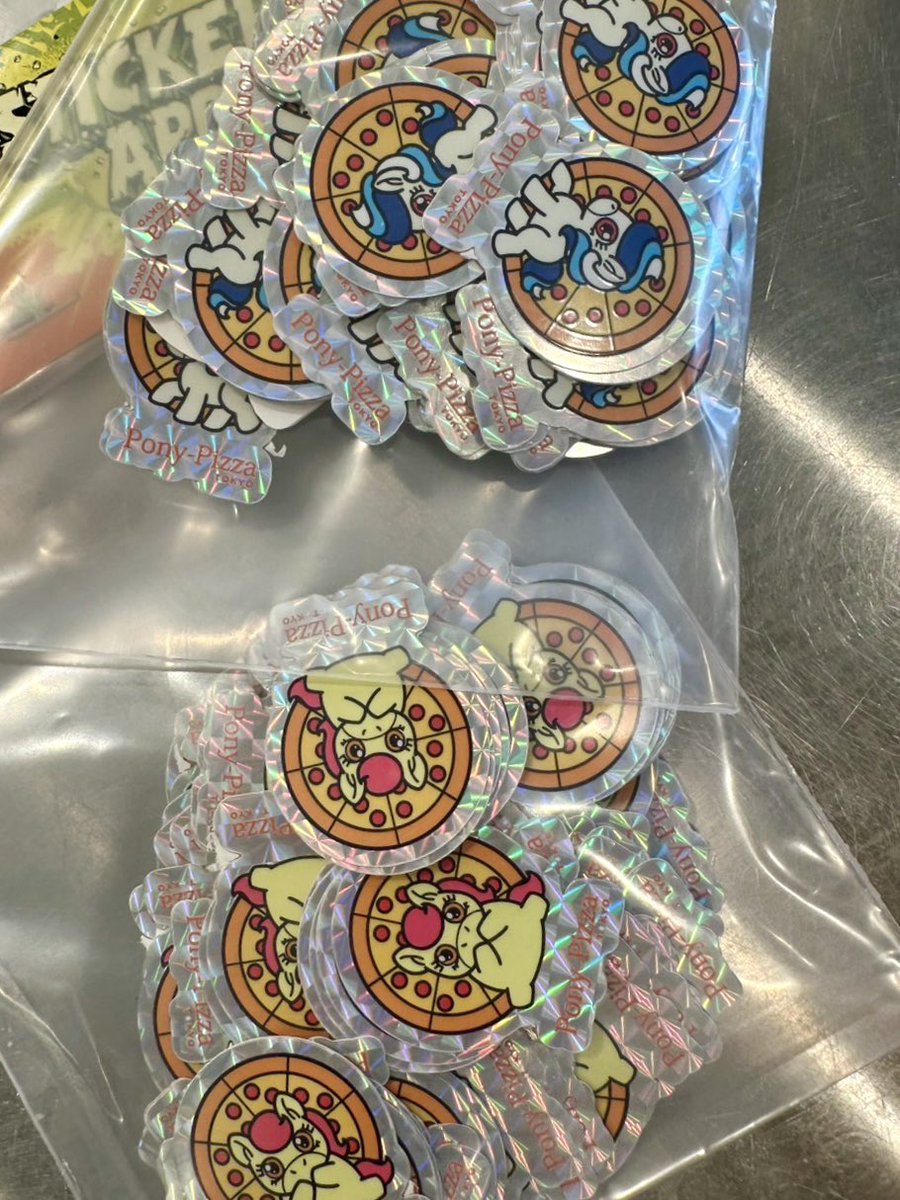 🦄✨ポニーピザ東京限定！✨
＼数量限定＊キラステッカー登場💖／
大人気オリジナルステッカーのキラ仕様が
本日より販売スタート！
各種税込500円✨
数量限定のため、お早めにご購入ください！

#ポニーピザ東京　#キラカード