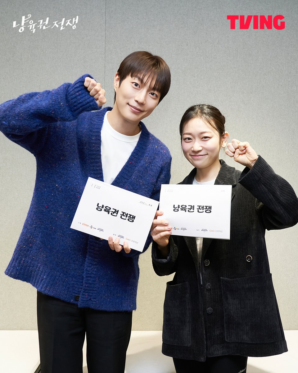 tvingdotcom's tweet photo. 온 우주가 기다린 윤두준X김슬기 조합💗
냥육권을 두고 싸우는 이혼 위기 부부로 돌아왔다냥! 🐈

<O'PENing 2025 - 냥육권 전쟁> TVING 8월 17일 공개

#TVING #티빙 #OPENing2025 #오프닝2025
#냥육권전쟁 #윤두준 #김슬기 https://t.co/oHjOqvtVII