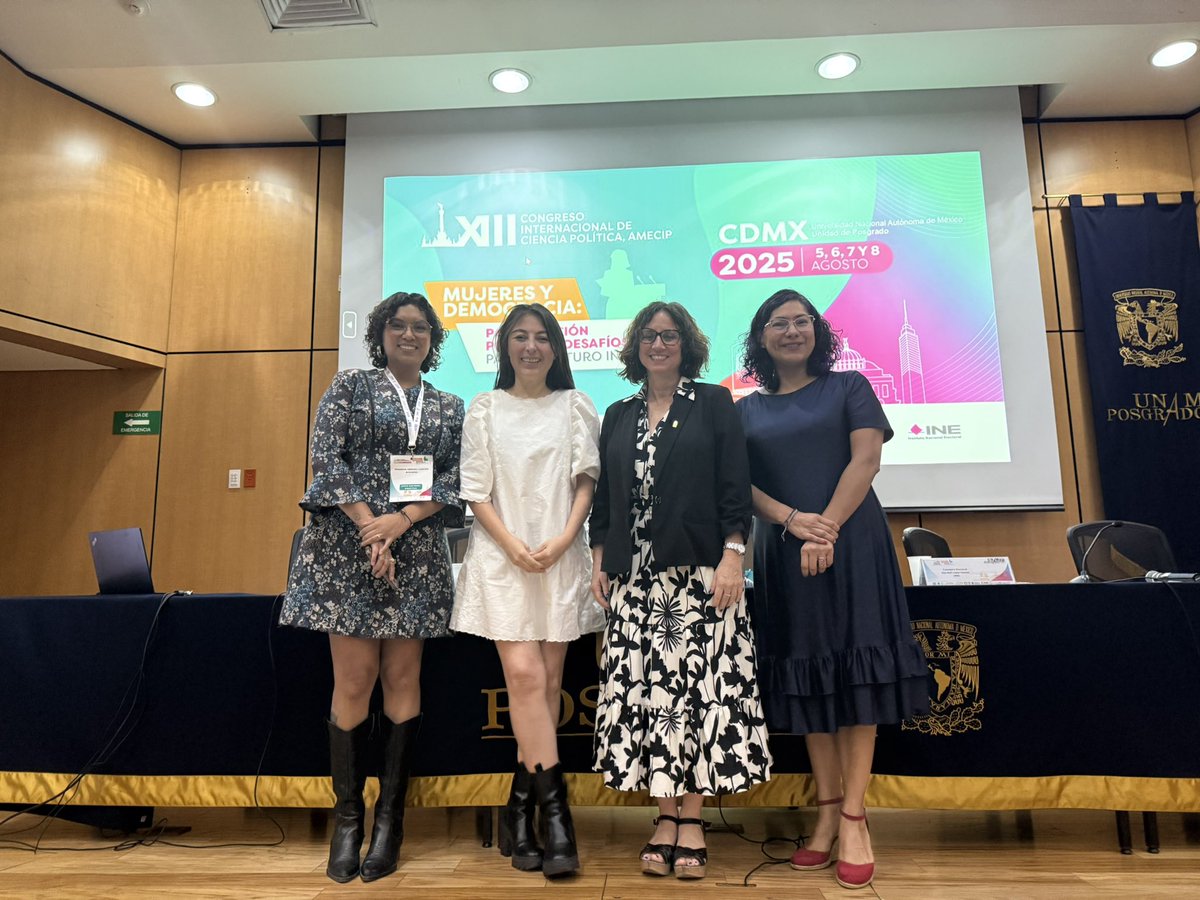RitaBellLpz's tweet photo. En su conferencia “De las transiciones democráticas al autoritarismo” la Dra. @claudiaheiss destacó la importancia de la participación y escucha de la ciudadanía por parte de ls Instituciones Públicas, un honor poder comentar junto a @erikagranados_ sobre esta destacada ponencia https://t.co/wc15irTnry