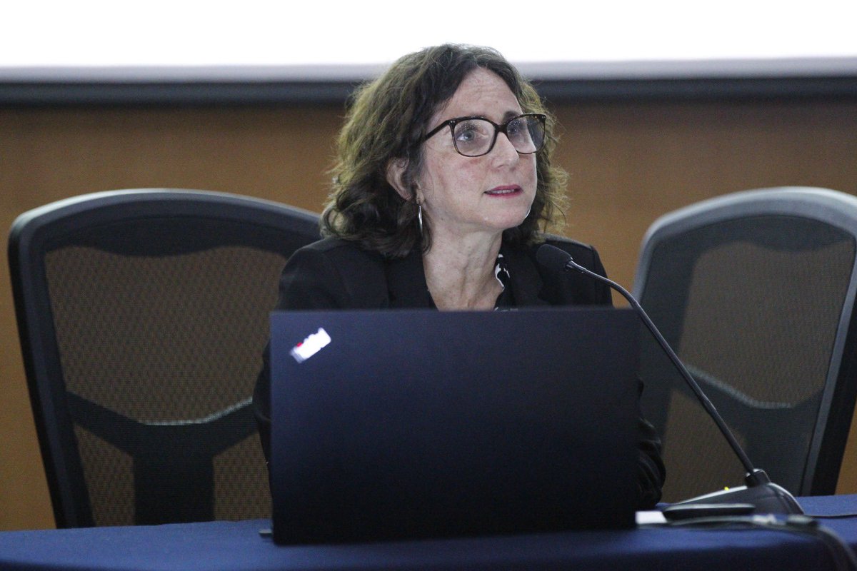 RitaBellLpz's tweet photo. En su conferencia “De las transiciones democráticas al autoritarismo” la Dra. @claudiaheiss destacó la importancia de la participación y escucha de la ciudadanía por parte de ls Instituciones Públicas, un honor poder comentar junto a @erikagranados_ sobre esta destacada ponencia https://t.co/wc15irTnry