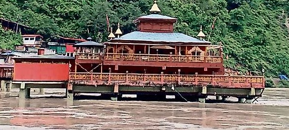 UkExpressnews's tweet photo. 🚨 Dhari Devi Temple at Risk! Lake Water Erodes Entry Point in Srinagar Garhwal
#DhariDevi #SrinagarGarhwal #UttarakhandNews #TempleAlert #RiverErosion #BreakingNews #DhamiSarkar #India #MonsoonImpact #SaveHeritage #HimalayanCrisis https://t.co/2tE45BRucR