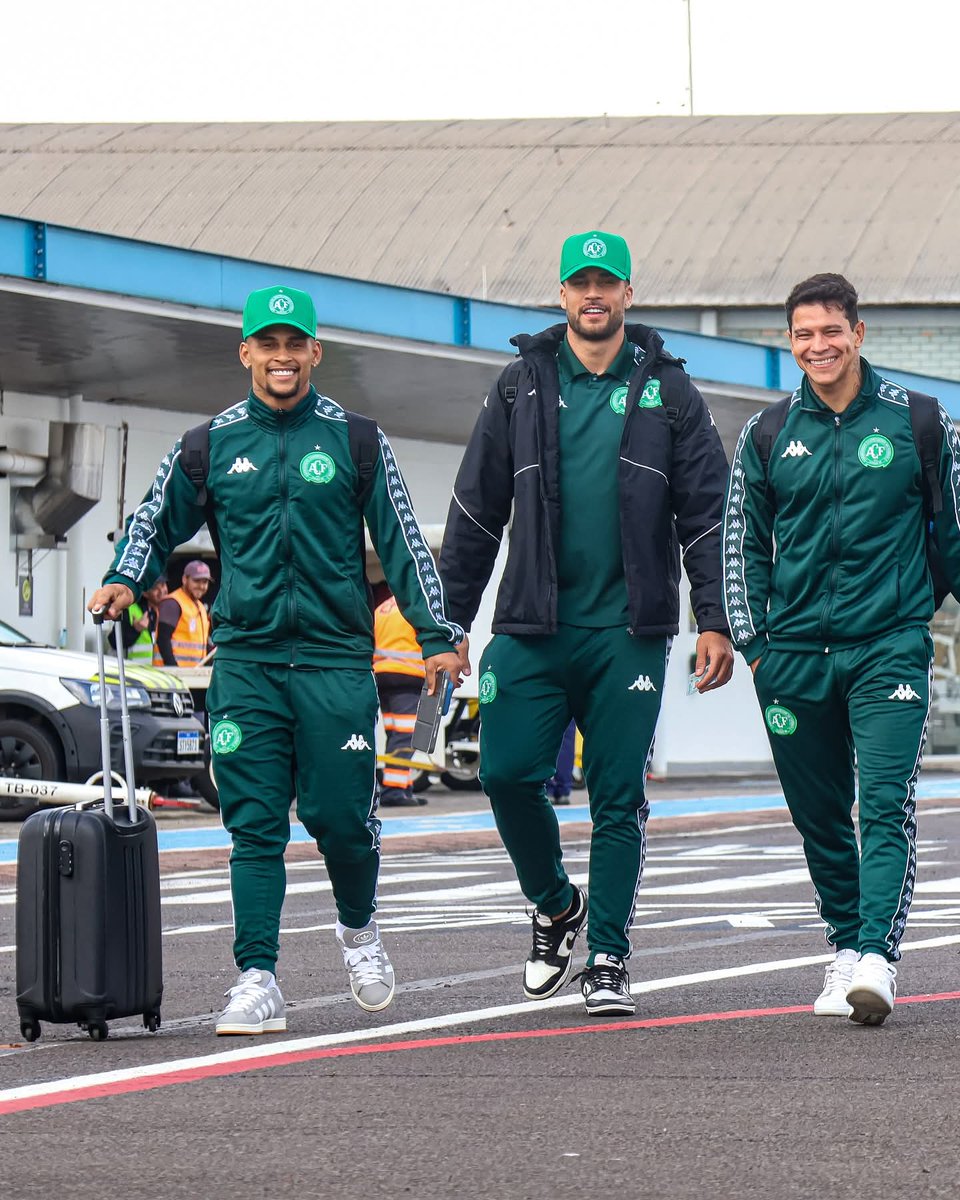 Treino em Curitiba 

Na tarde desta quarta-feira, a delegação da Chapecoense iniciou o deslocamento para Curitiba, visando o jogo de sexta-feira, contra o Coritiba. 

Treinador Gilmar Dal Pozzo fará o treino apronto em solo paranaense, nesta quinta-feira. 

Fotos: Rafael