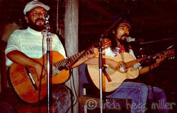 Juramos_vencer's tweet photo. #FestivalDeInvierno DÚO HUELLAS durante el Primer Festival de Invierno en Perquin, Morazán, agosto, 1992.
Max Herrera (izq) y Dimas Castellón (der).

📷Linda Hess Miller. https://t.co/2qGghn3rW9