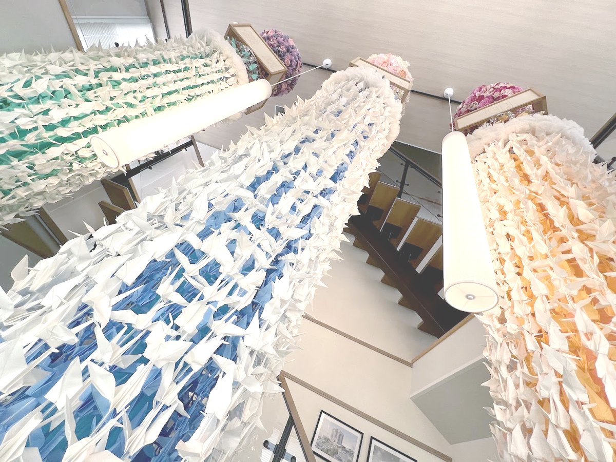 #仙台市役所 新庁舎の建設現場は工夫がいっぱい！👀

#仙台七夕まつり の大きな「吹き流し」を飾りたい…！
ということで、吹き抜けのある工事事務所にしました💡

仕事に励む作業員がやりがいを感じられるように、知恵を出し合って明るい職場環境をつくっています👍
#大林組
sendaishiyakusyo-jv-socialmedia.com