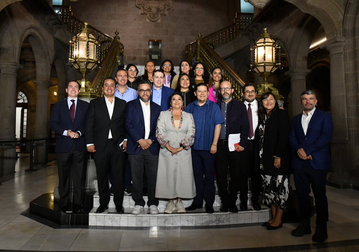 Acudí a la Tercera Sesión de Cabildo, junto con alcaldesas y alcaldes pudimos compartir puntos de vista con la Jefa de Gobierno <a href="/ClaraBrugadaM/">Clara Brugada Molina</a> para mejorar nuestra Ciudad, respetando la identidad de cada territorio y buscando siempre el beneficio de nuestros vecinos. En Benito