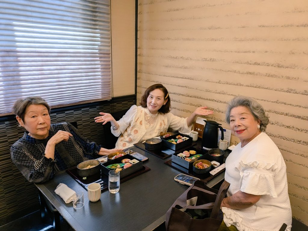 元ジェンヌランチけい子先生（流けい子）と故父中元清純とけい子先生の旦那さん故ジャズ歌手東郷輝久先生も大の仲良しで同じ年に他界、輝久先生のお母様は、小夜福子さんなんですよ。御縁て素敵ですネ
#中元清純　#作曲家　#元ジェンヌ　#流けい子　#東郷輝久　#ランチ会　#築地本願寺　#築地ランチ