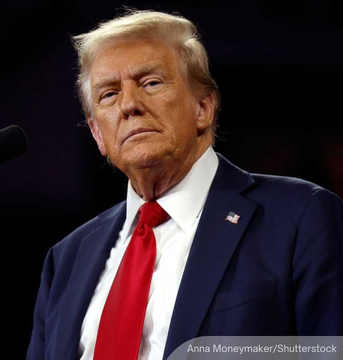 NewsBFM's tweet photo. A tariff of about 100% will be imposed on semiconductor chips imported from countries that do not manufacture in America or have no plans to do so.

"If you say you’re building and you don’t build, then we go back and we add it up, and we charge you," said US President Donald Trump.

🧵1