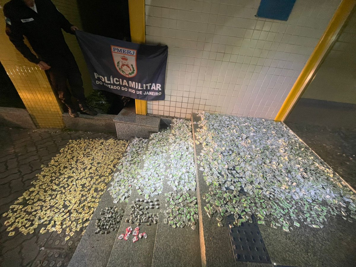 PMERJ's tweet photo. Grande quantidade de drogas foi apreendida por nossos policiais do #30BPM, na noite desta quarta (06), durante ação no bairro Quinta Lebrão, Teresópolis. https://t.co/1FZ7Tk7NFO