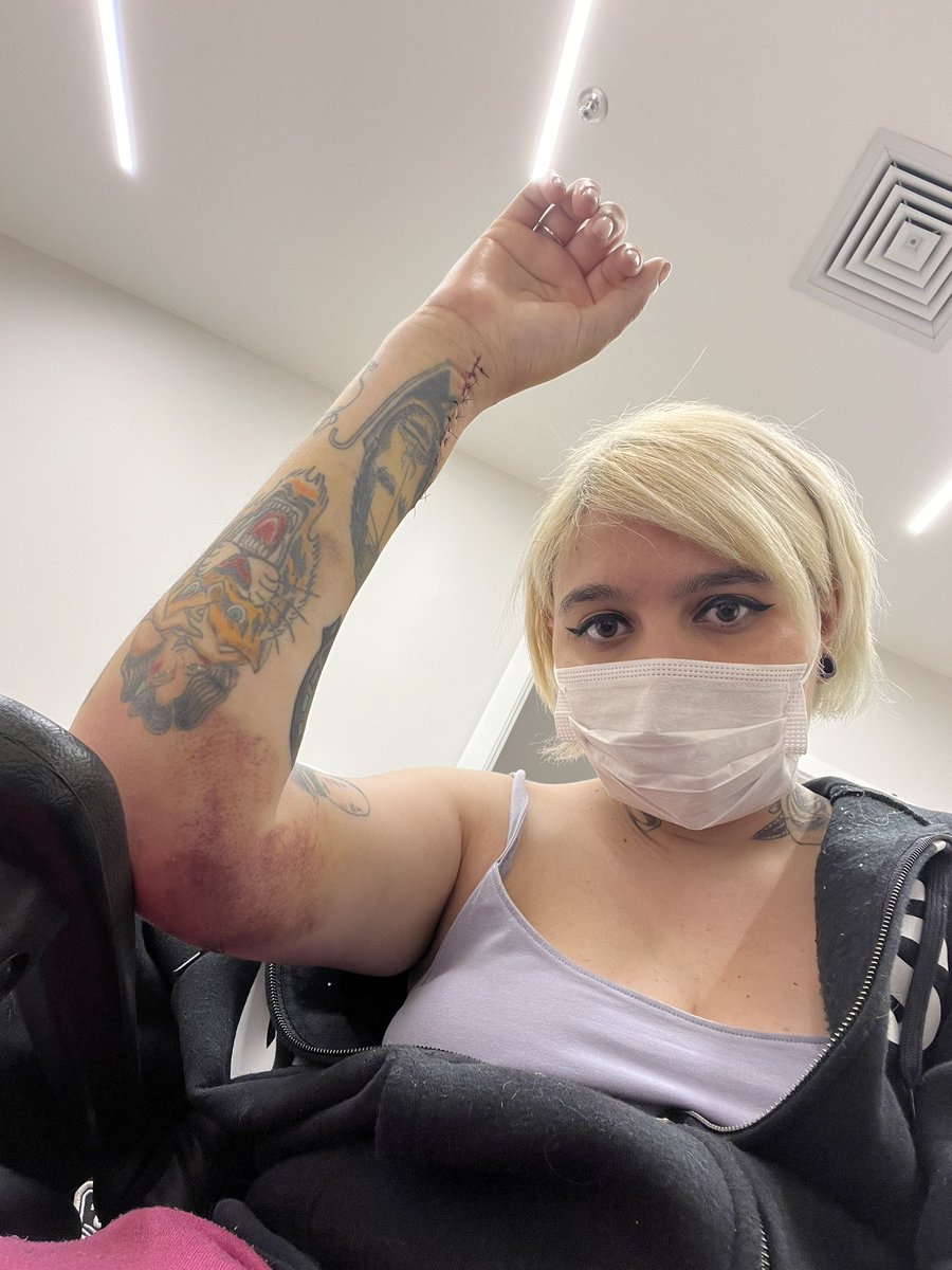 thevelvetsnoww's tweet image. Galera os médicos me deixaram em observação e lá vem mais conta até eu ter meu convênio, continuem dando RT por favor!