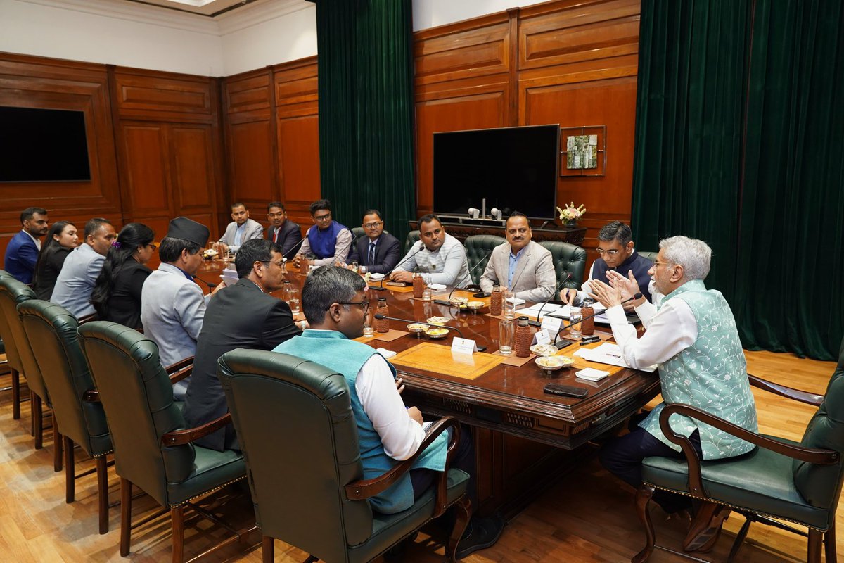 भारतीय भाइसरायसँग राष्ट्रियता रक्षाको कक्षा लिदै ....