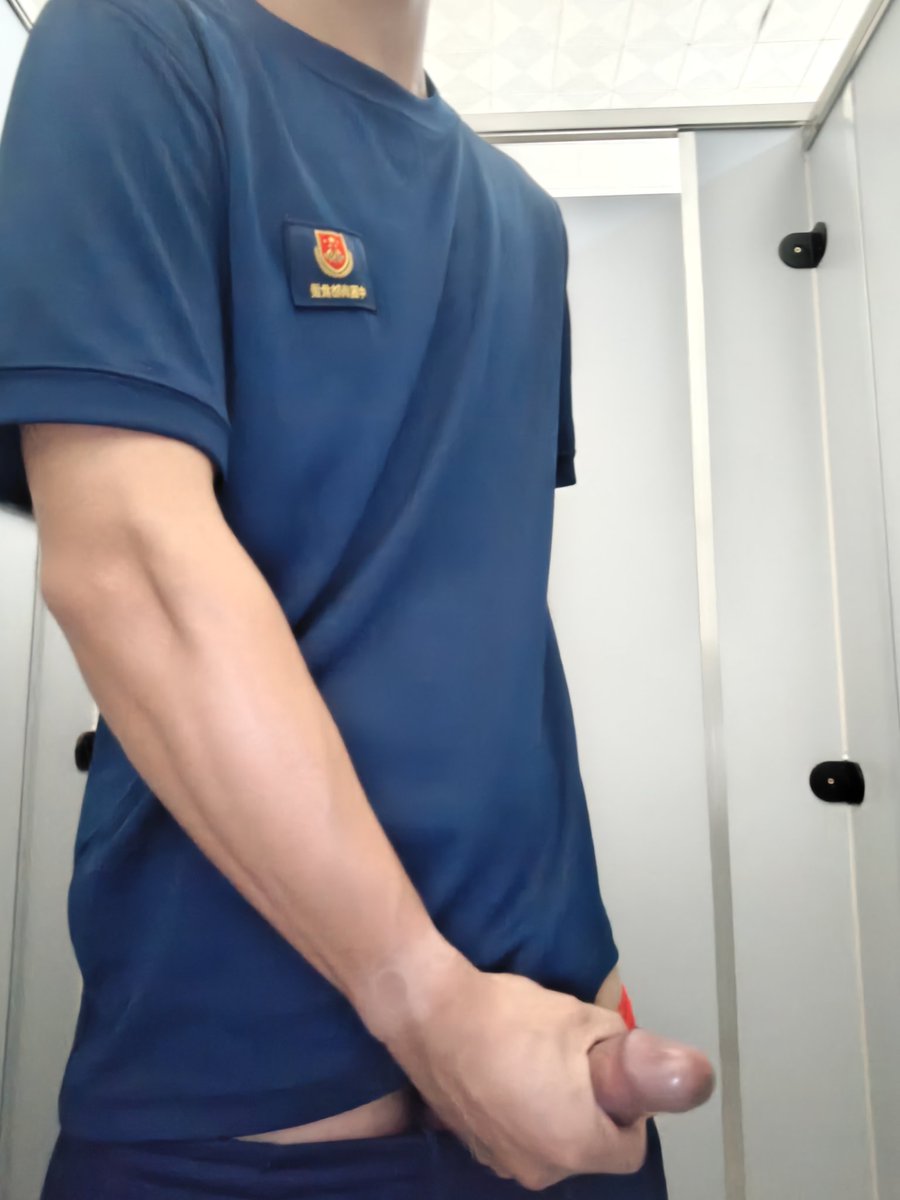 硬的内裤都顶破了，又翘又硬，当然，前后都翘