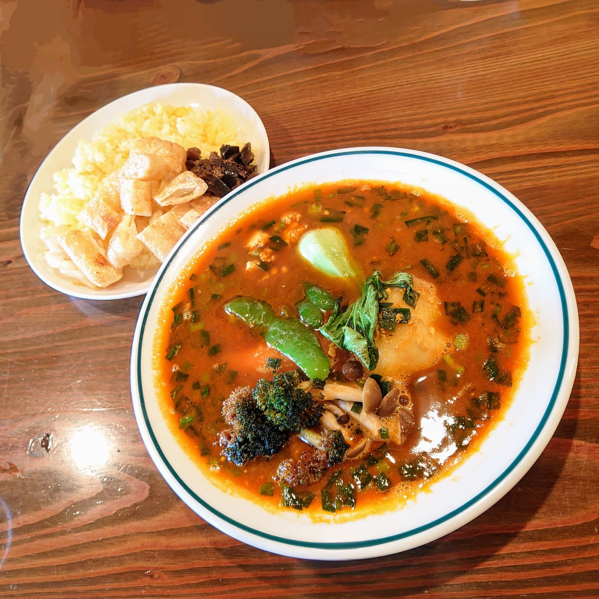 富良野 / スパイスカレーきち
 ニラキーマお揚げサクサクスープカレー
  + ナスのスパイシーピクルス

スープカレーとスリランカカレーのお店きち
今回はニラキーマスープにブロッコリー追加
サクカリの油揚げがスープに合います